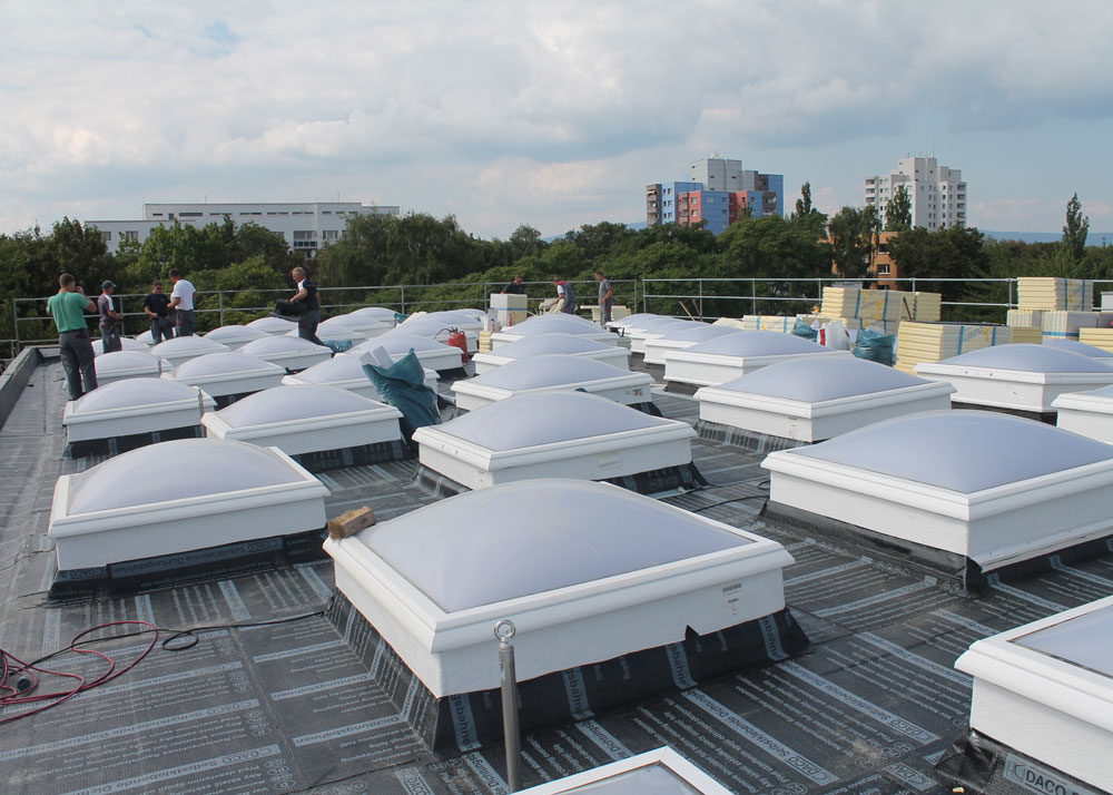 Abdichtungsarbeiten-auf-einem-Flachdach,-acht-Personen